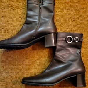 COACH 9.5 leather ankle boot EUC